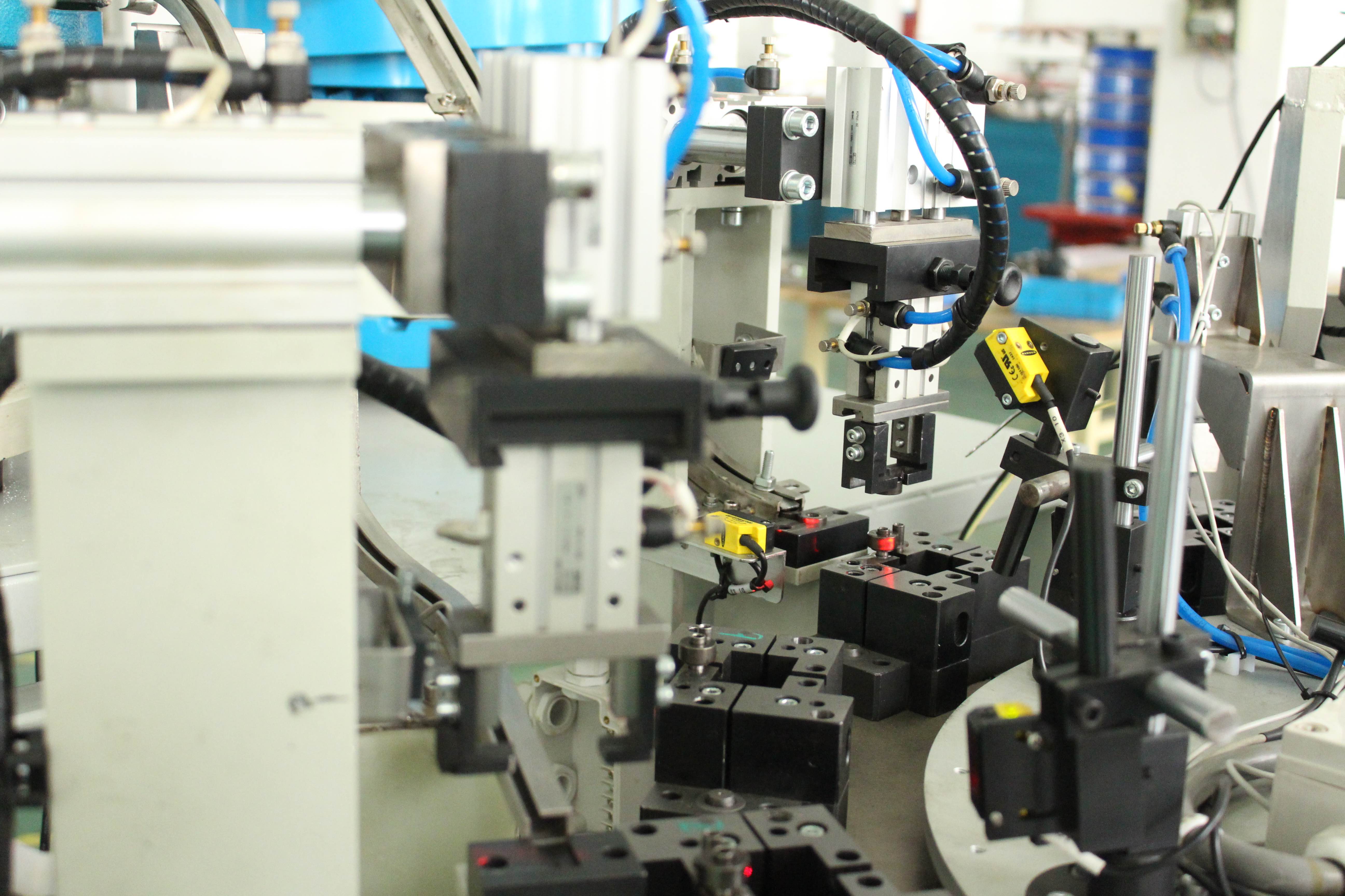 全自动装配站 fully automatic assembly station.jpg